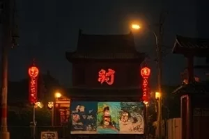 《长夜执灯》悬疑剧封面：深夜小城路灯下的剪影