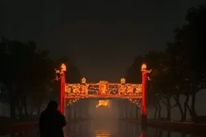 《远山如黛》电影封面：远山与山间小路的空镜头